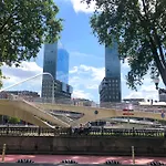 Apartamento Frente Al Guggenheim. Urbanizacion De Lujo En El Centro